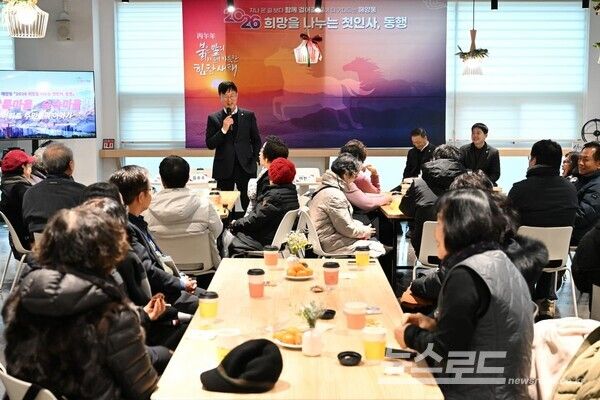 이민근 시장이 해양동 상록마을·숲속마을 아파트 주민과&nbsp; '2026 희망을 나누는 첫인사, 동행'을 진행하며 인사말을 하고 있다./사진=이민근 시장 페이스북