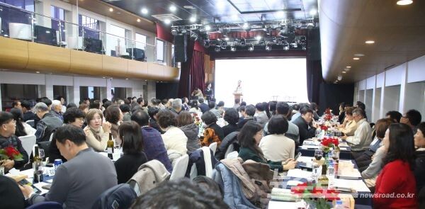 오창희 전 한국여행업협회장이 새해 덕담을 곁들인 인사말을 하고 있다. [사진=서진수기자]