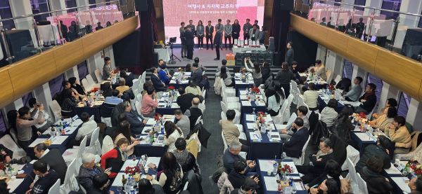 국내 여행업체와 함께한 지자체 관계자들에게 감사패가 전달되고 있다. [사진=서진수기자]