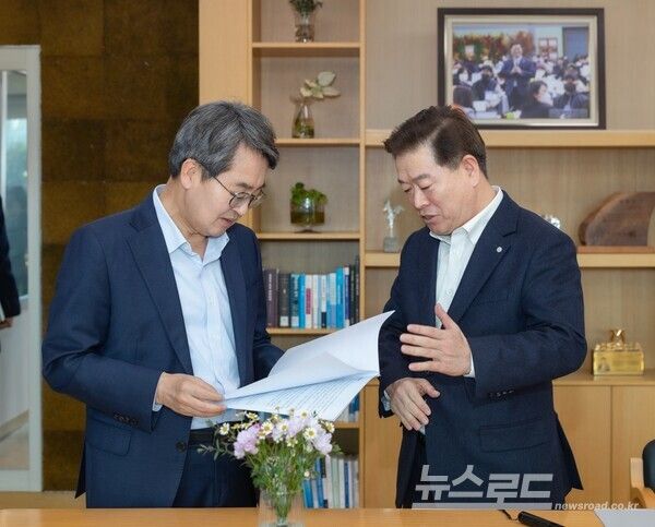 박승원 광명시장(사진 오른쪽)이 13일 오후 광명시청 시장실에서&nbsp;‘경기 민생경제 현장투어(달달버스)’&nbsp;일정으로 광명시를 방문한&nbsp;김동연 경기도지사(사진 왼쪽)에게 광명시 주요 현안에 대해 설명하며&nbsp;경기도의 지원을 요청하고 있다./사진=광명시&nbsp;