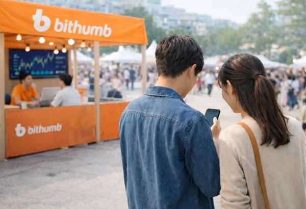 빗썸 행사 부스 앞에서 빗썸 앱을 보고 있다 (AI 생성 이미지)