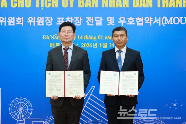 이상일 용인특례시장(왼쪽)은 14일(현지시간) 다낭 시청에서 호 끼 민 다낭시 상임 부인민위원장(오른쪽)을 만나 우호협약을 체결했다./사진=용인시&nbsp;