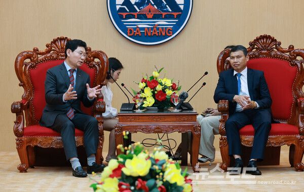 이상일 용인특례시장(왼쪽)은 14일(현지시간) 다낭 시청에서 호 끼 민 다낭시 상임 부인민위원장(오른쪽)을 만나 우호협약을 체결했다./사진=용인시