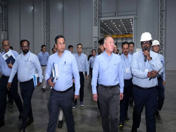 정의선 현대차 회장이 인도 현지 공장을 점검하고 있다. [사진=현대차]
