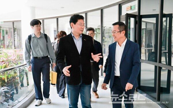 이상일 용인특례시장(가운데)은 15일(현지시각) 다낭 하이테크파크 산업단지를 방문해 응우옌 꽁 띠엔 다낭 하이테크파크 관리위원회 부위원장(오른쪽)과 산단을 둘러봤다./사진=용인시