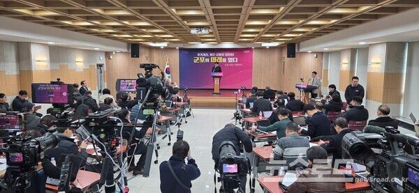 하은호 시장이 기자 간담회를 진행하고 있다./사진=군포시