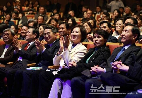 유은혜 전 사회부총리 겸 교육부 장관의 저서 ‘숨 쉬는 학교’ 출판기념회에서 유은혜 전 장관(오른쪽 세 번째)이 박수를 치고 있다./사진=다빛포럼&nbsp;