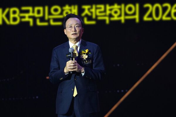 지난 17일 일산 킨텍스 제1전시장에서 열린 'KB국민은행 전략회의 2026'에서 이환주 KB국민은행장이 발표하고 있다.