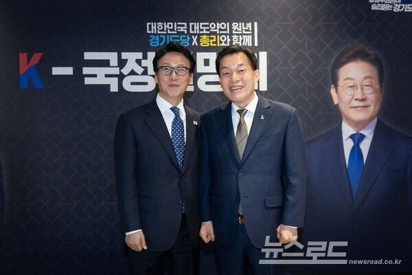 이재준 시장(우)이 김민석 국무총리(좌)와 기념촬영을 하고 있다./사진=이재준 시장 페이스북&nbsp;