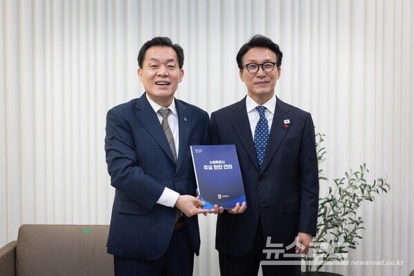 이재준 시장(우)이 김민석 총리(좌)에게 수원시 주요 현안 건의서를 전달하고 있다./사진=이재준 시장 페이스북&nbsp;