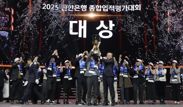 지난 17일 인천광역시 중구 소재 인스파이어 엔터테인먼트 리조트 아레나에서 개최한 ‘2025년 종합업적평가대회’에서 정상혁 신한은행장(가운데 오른쪽)과 박현종 센터장(가운데 왼쪽)이 챔피언 트로피를 들어올리는 모습