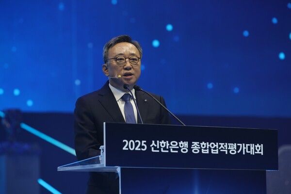 지난 17일 인천광역시 중구 소재 인스파이어 엔터테인먼트 리조트 아레나에서 개최한 ‘2025년 종합업적평가대회’에서 정상혁 신한은행장이 대회사를 전하는 모습