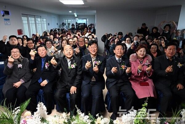 이민근 시장이 시랑경로당 개소식에 참석해&nbsp;노인복지사업을 통해 어르신들의 건강한 노후에 힘쓰겠다고 밝혔다./사진=이민근 시장 페이스북