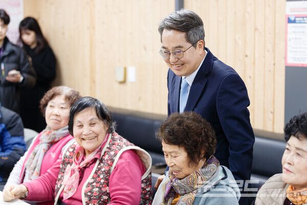 19일 오전 수원특례시 인계본동 경로당에 김동연 경기도지사가 방문하여 한파 쉼터 안전관리 실태 점검중 경로당 회원들과 인사를 하고 있다./사진=경기도&nbsp;