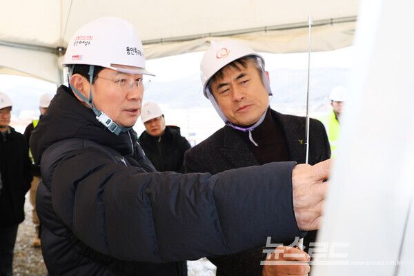 이상일 시장이 19일 처인구 이동읍에 있는 '제2용인테크노밸리' 현장을 점검하고 있다./사진=용인시