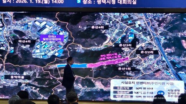 정장선 시장이 온산1리 지역의 장사시설 입지 선정과 시의 방향에 대한 설명을 하고 있다./사진=뉴스로드 김영식 기자&nbsp;