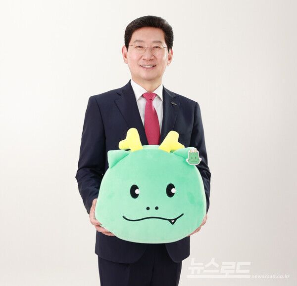 조아용 인형을 든 이상일 용인특례시장/사진=용인시&nbsp;