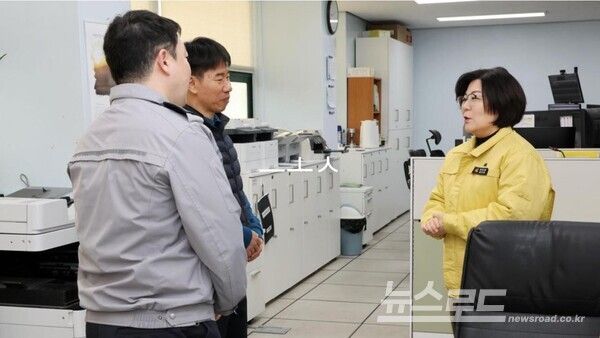 김보라 시장(우)이 경찰서를 방문해 근무자를 격려하고 있다./사진=김보라 시장 페이스북