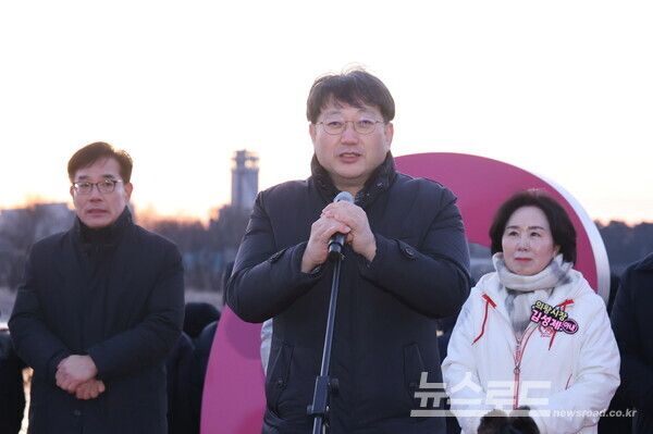 왕송호수 해맞이 행사에서 안치권 부시장이 축사를 하고 있다./사진=의왕시