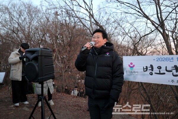 이상일 시장은 1월 1일 새해를 맞아 일출(日出)로 유명한 석성산에 올라 시민 2000여 명에게 인사말을 하고 있다/사진=용인시&nbsp;