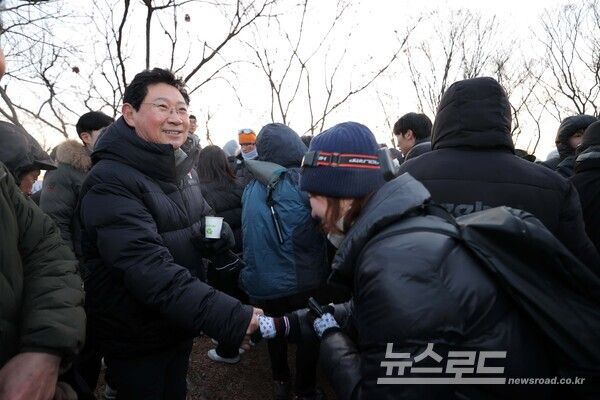 이상일 시장은 1월 1일 새해를 맞아 일출(日出)로 유명한 석성산에 올라 시민 2000여 명과 함께 해맞이를 하고 덕담을 주고 받았다./사진=용인시&nbsp;