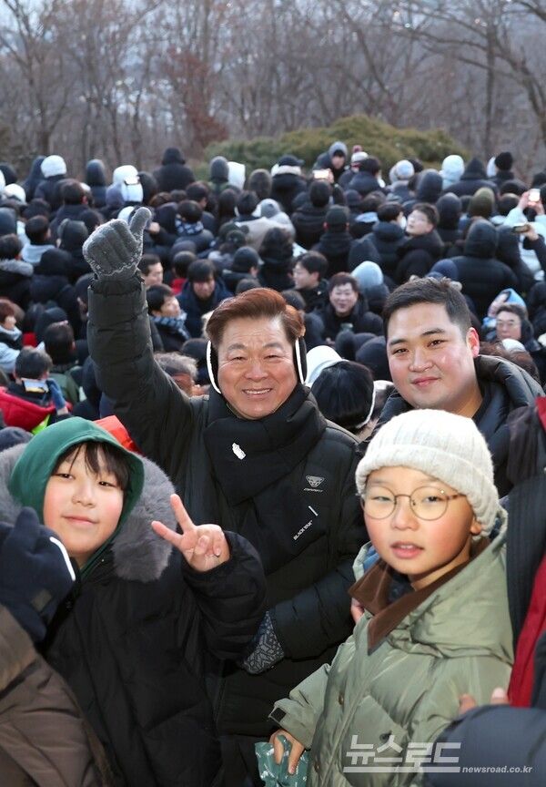 박승원 광명시장이 1일 도덕산 정상에서 열린 해맞이 행사에 참석한 시민들과 기념사진을 촬영하고 있다./사진=광명시