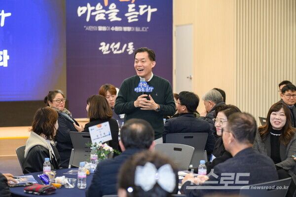 새빛만남에서 시민의 이야기를 듣고 있는 이재준 수원시장/사진=수원시&nbsp;