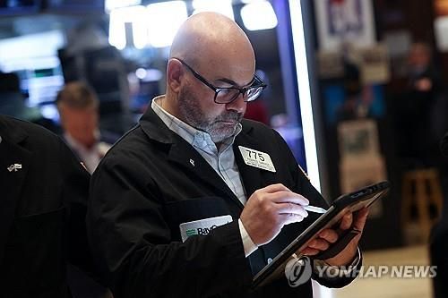 trader at the New York Stock Exchange/yonhap news