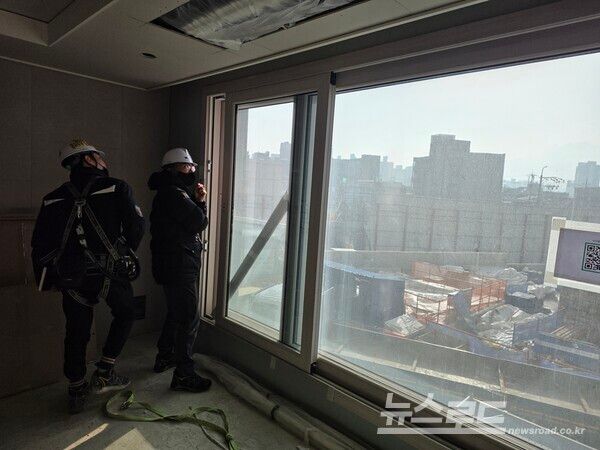 의정부에 조성되는 공동주택은 입주 전 한층 강화된 품질점검 절차를 거치게 된다. 공동주택 품질점검을 진행하는 모습/사진=의정부시&nbsp;