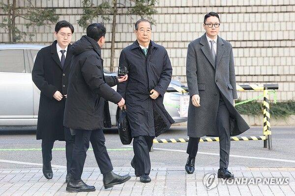 21일 서울중앙지법에서 열린 내란 중요임무 종사 1심 선고 공판에 한덕수 전 총리가 출석하고 있다. 이날 한 전 총리는 징역 23년을 선고받고 법정구속됐다. [사진=연합뉴스]