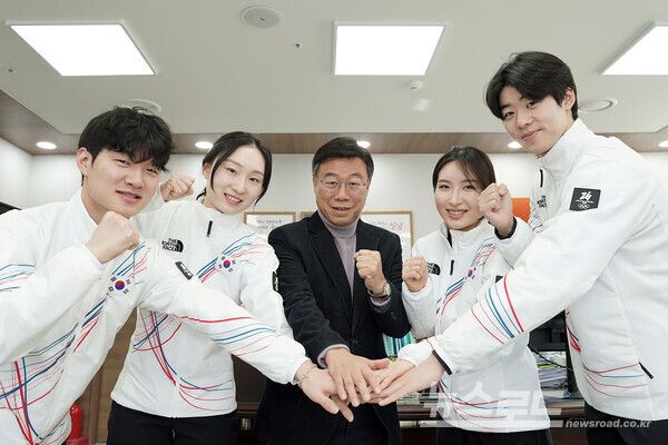 ‘이탈리아 밀라노·코르티나담페초 동계올림픽(2.6~22)’에 출전하는 성남시청 빙상팀 쇼트트랙 선수단을 응원하고 있다.(왼쪽부터 이정민, 최민정, 신상진 성남시장, 김길리, 이준서 선수)/사진=성남시