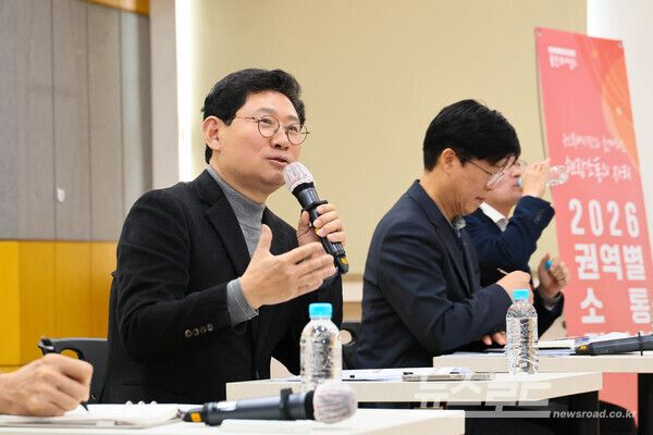 이상일 시장이 지난 20일 양지읍원삼면백암면 주민들과 권역별 소통간담회를 진행하는 모습/사진=용인시