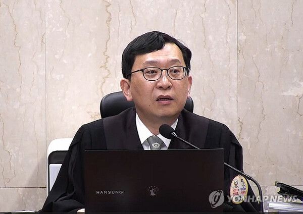 서울 서초구 서울중앙지법에서 열린 한덕수 전 총리 재판에서 이진관 재판장이 발언하고 있다. [사진=연합뉴스]