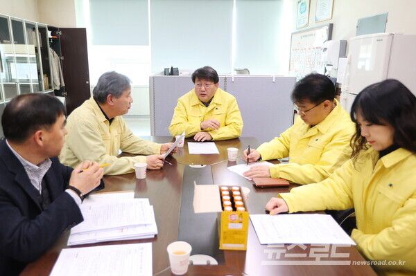 안치권 부시장(가운데)이 치매안심센터에서 한파 대응 실태 점검을 하고 있다./사진=의왕시