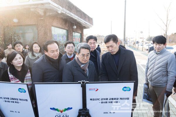 김동연 지사가 북오산IC 진입로 현장을 찾아 교차로 교통혼잡 개선사업을 지켜보고 있다/사진=경기도&nbsp;