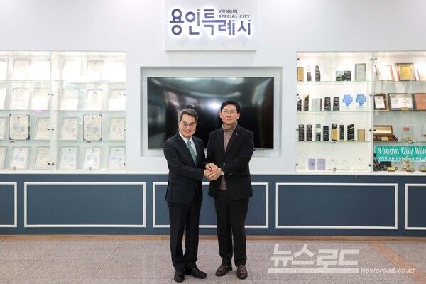 용인특례시청 로비에서 이상일 시장(오른쪽)이 김동연 지사와 기념사진을 찍고 있다./사진=용인시