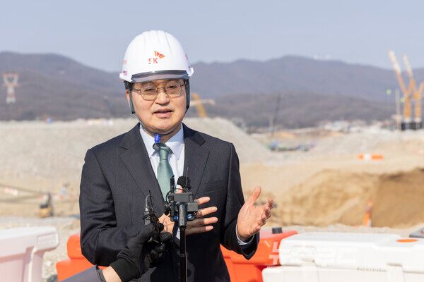 김동연 지사가 용인 반도체클러스터 현장을 찾아 현장을 점검하고 브리핑을 하고 있다./사진=경기도&nbsp;