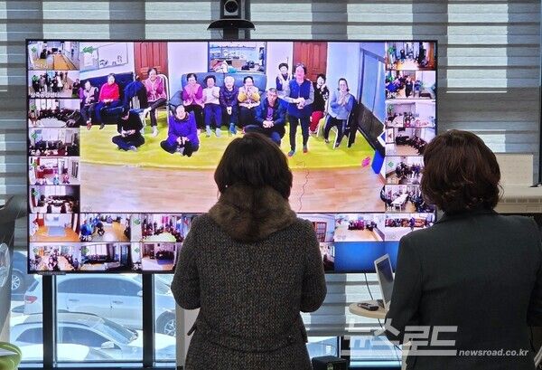 안성시가 비대면 원격시스템을 활용해 각 마을의 한파 대비 상황을 살피기 위한 영상회의를 진행하고 있다./사진=안성시&nbsp;