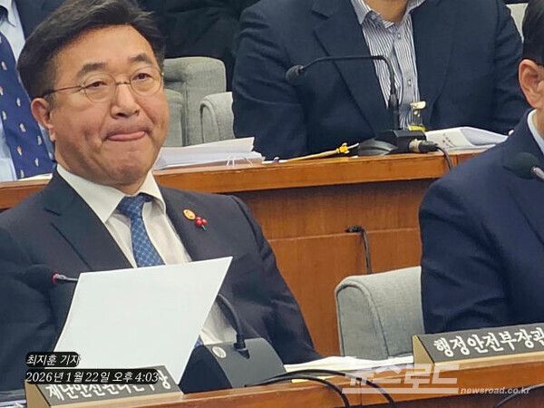 윤호중 행정안전부 장관이 22일 무안국제공항 12·29 제주항공 여객기 참사 진상규명을 위한 국회 국정조사 청문회에 참석해 질의에 대한 답변을 준비하고 있다. [사진=최지훈 기자]