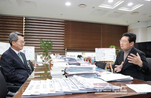 이상일 시장(오른쪽)이 김동연 지사와 대화하고 있다./사진=용인시