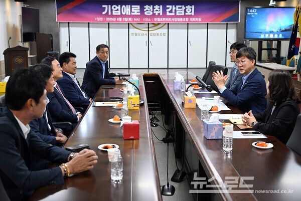 이민근 안산시장이 지난해 6월 반월도금사업 협동조합을 방문해 기업애로를 청취하고 있다./사진=안산시