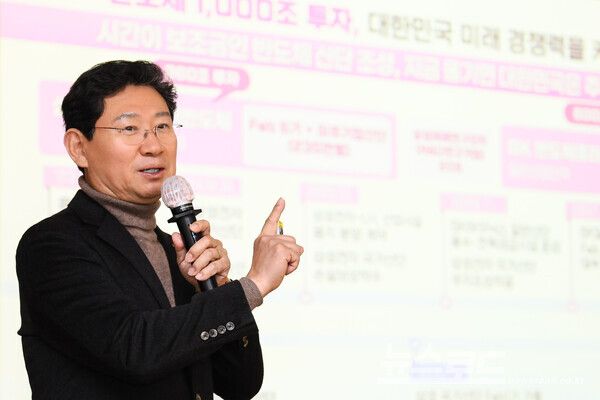 이상일 용인특례시장이 23일 처인구청 대회의실에서 처인구 이동읍과 남사읍 주민들을 대상으로 소통간담회를 열고, 용인의 반도체클러스터 조성 현황에 대해 설명했다./사진=용인시