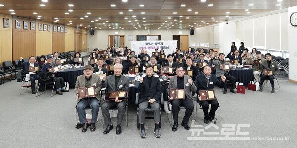 신상진 시장(가운데)이 올 상반기에 1일 명예시장으로 활동할 시민 50명에 대한 위촉식을 26일 시청 3층 한누리에서 개최하고 기념촬영을 하고 있다./사진=성남시