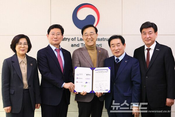 이상일 용인특례시장이 26일 정부세종청사에서 김윤덕 국토교통부 장관에게 '중부권광역급행철도(JTX)'의 신속한 추진을 촉구하는 공동건의문을 전달했다. (사진은 왼쪽부터 김보라 안성시장, 이상일 용인특례시장, 김윤덕 국토교통부장관, 송기섭 진천군수, 방세환 광주시장)/사진=용인시