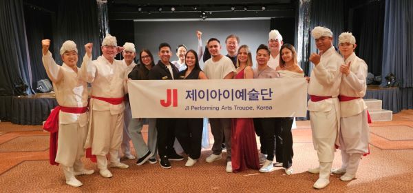 JI예술단원들이 크루즈 스텝들과 기념 촬영을 하고 있다. [사진=이스턴크루즈]