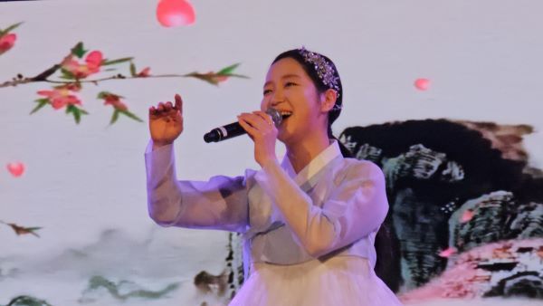 서미지양이 소리로 좌중을 휘어잡고 있다. [사진=이스턴크루즈]