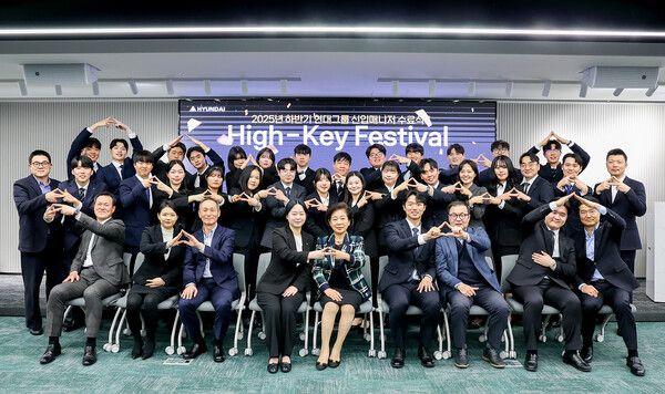 현대그룹 현정은 회장이 23일 현대그룹 사옥에서 열린 ‘신입사원 입문 교육수료식’에 참석해, “선제적으로 행동하고, 담대하게 도전하라”며 신입 매니저들을 격려했다.