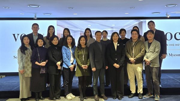 [홍콩관광청_이미지] 지난 22일 열린 주한외국관광청협회(ANTOR) 2026년 첫 월례회의에서 김윤호 홍콩관광청 한국지사장(신임 회장, 오른쪽에서 네번째))과 회원 관광청 관계자들이 보코 서울 명동에서 기념 촬영을 하고 있다.