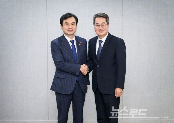 김동연 지사(우)가 안규백 국방부 장관(좌)과 악수 인시를 나누고 있다./사진=경기도