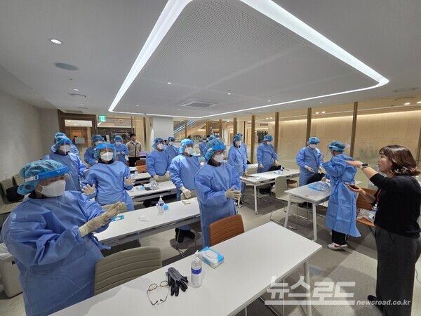 백운호수 푸르지오 숲속의 아침노인주택 감염예방 교육_보호구착탈의 실습 모습/사진=의왕시